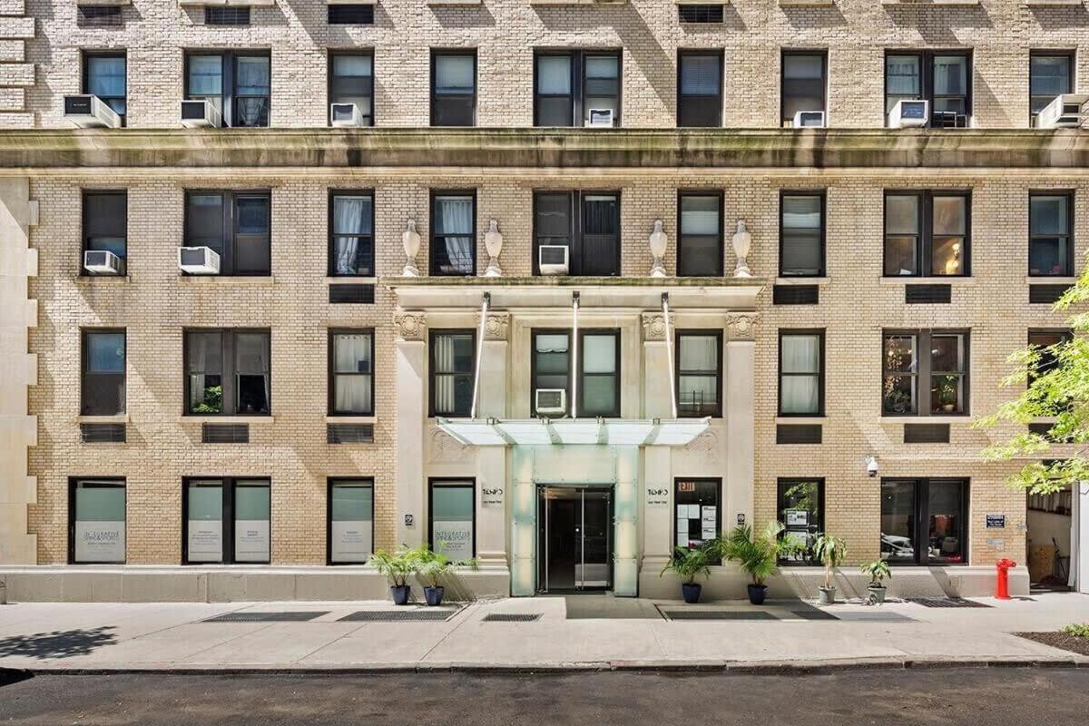 73-1120 New Uws Doorman Gym Apartment New York